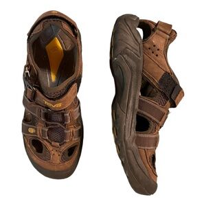 Men’s Teva’s size 9